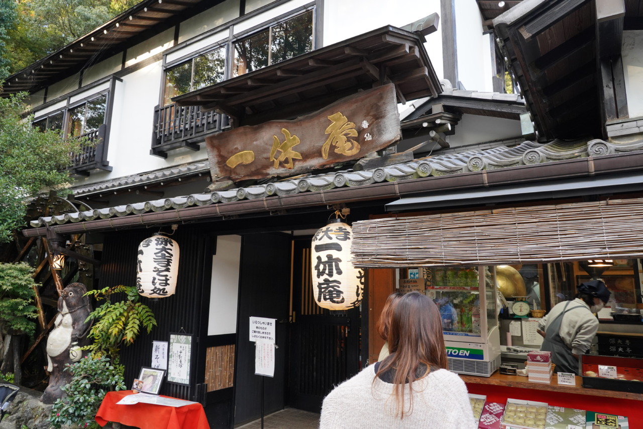 深大寺そばの人気店！調布の一休庵で石臼で挽いた名物の10割そばを食べる | interact