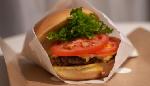 肉厚で野菜もたっぷり入った人気ハンバーガー！Shake Shackの看板メニュー「シャックバーガー」を食べる