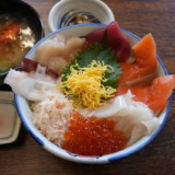 札幌の場外市場で食べられるお手頃海鮮丼！無料送迎も実施している北のグルメ亭で「色彩七色丼」を食べる